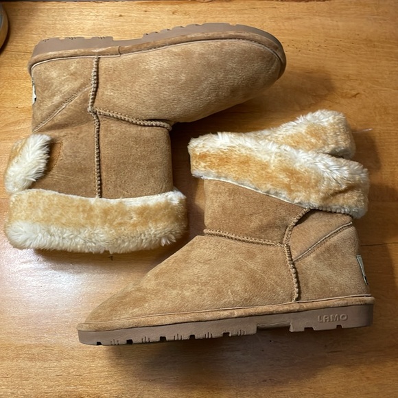 Women's LAMO ESSENTIALS fur lined boots with velcro closure. Size 8. New - Picture 6 of 8